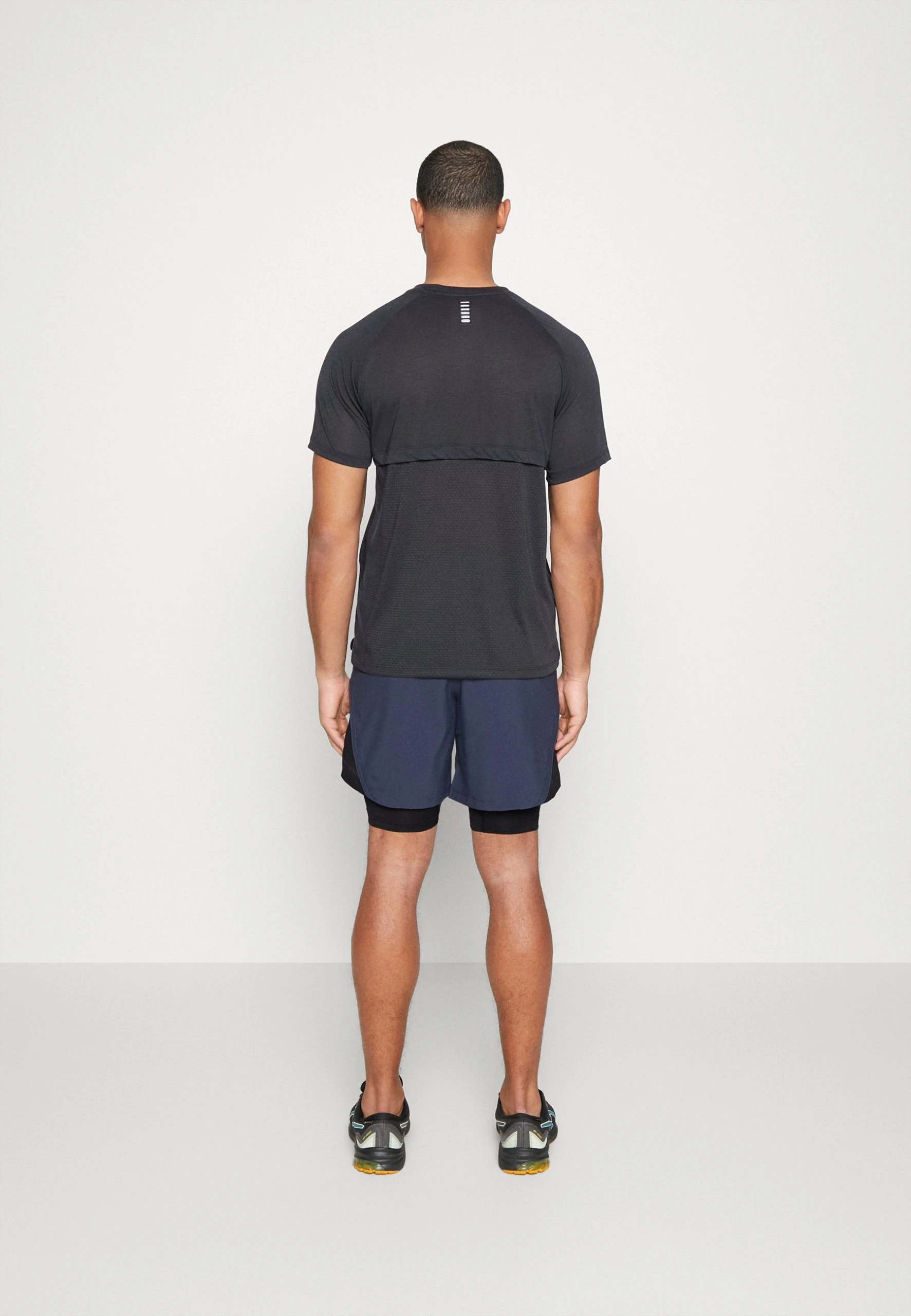 Under Armour LAUNCH - Krótkie Spodenki Sportowe - Downpour Gray / Black / Reflective - obrazek 3