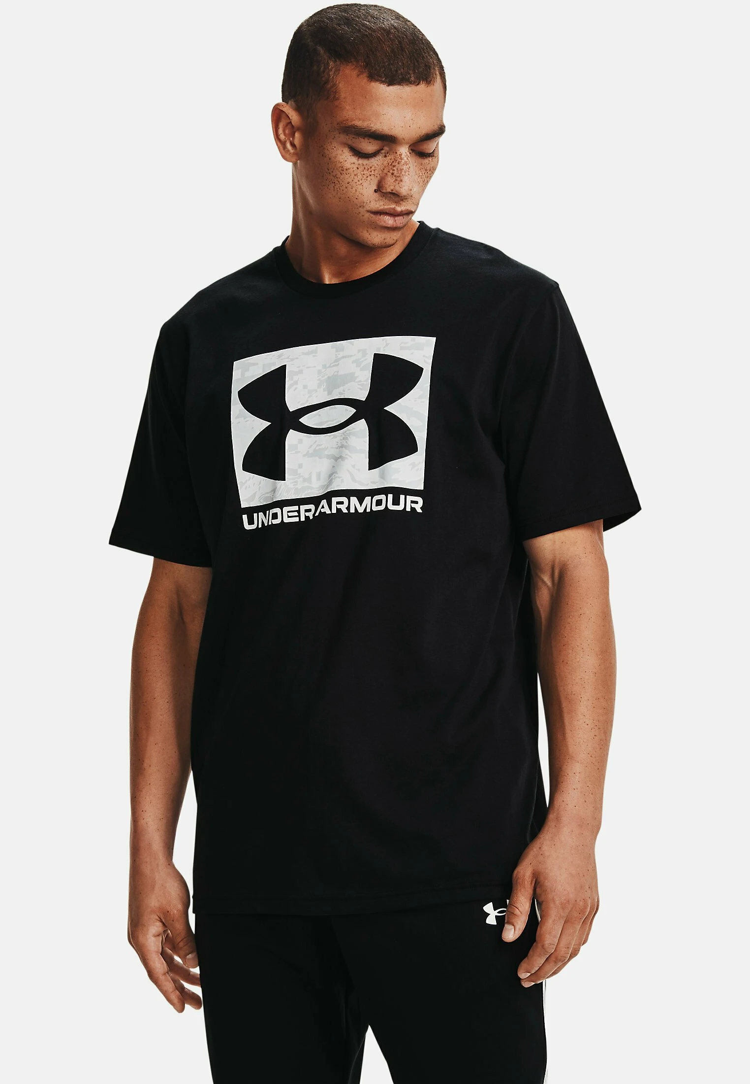 Under Armour ABC CAMO BOXED LOGO - T-shirt Z Nadrukiem - Black