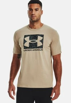 Under Armour ABC CAMO BOXED LOGO - T-shirt Z Nadrukiem - Sahara