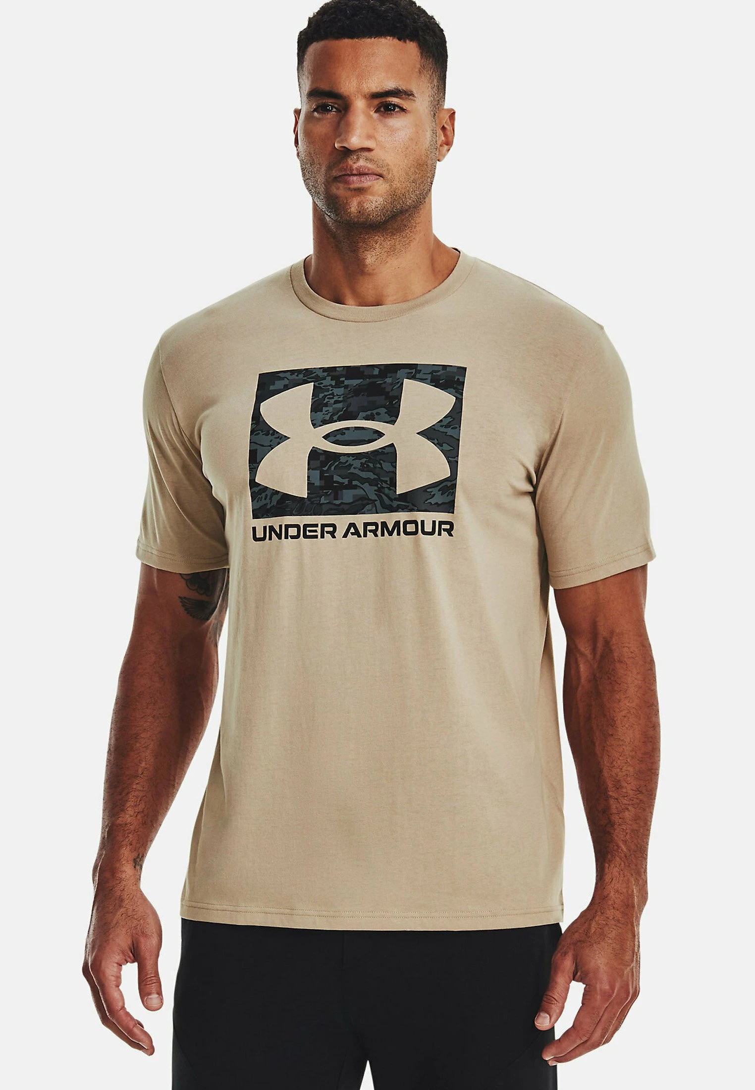 Under Armour ABC CAMO BOXED LOGO - T-shirt Z Nadrukiem - Sahara