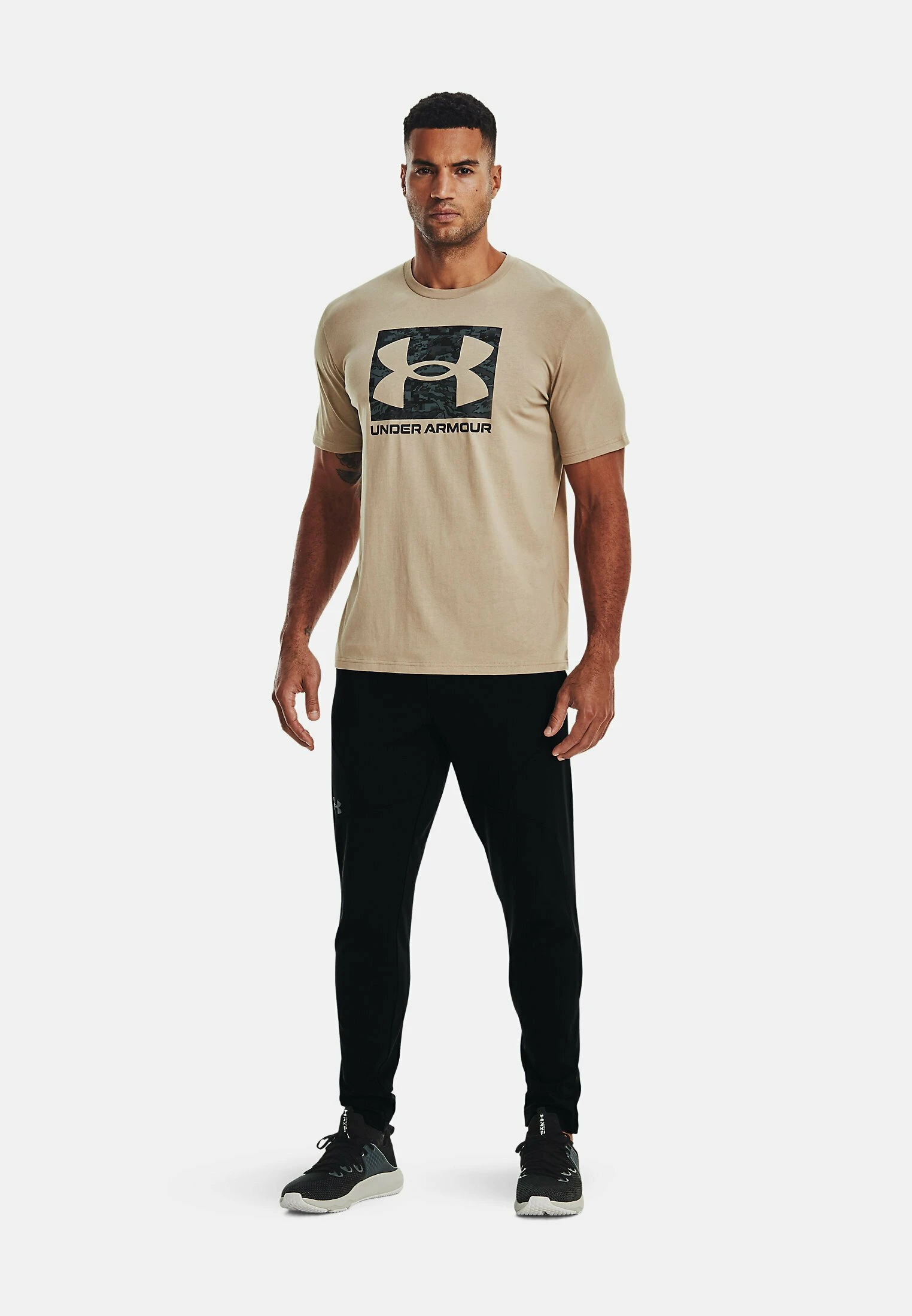 Under Armour ABC CAMO BOXED LOGO - T-shirt Z Nadrukiem - Sahara - obrazek 2