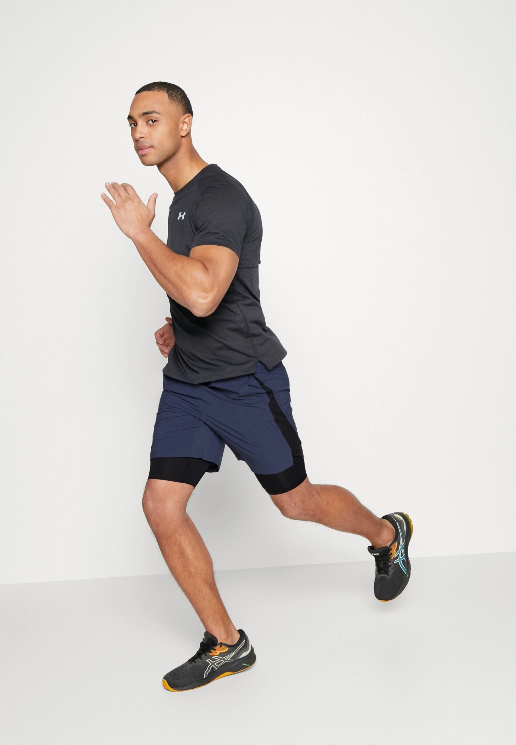 Under Armour LAUNCH - Krótkie Spodenki Sportowe - Downpour Gray / Black / Reflective - obrazek 4