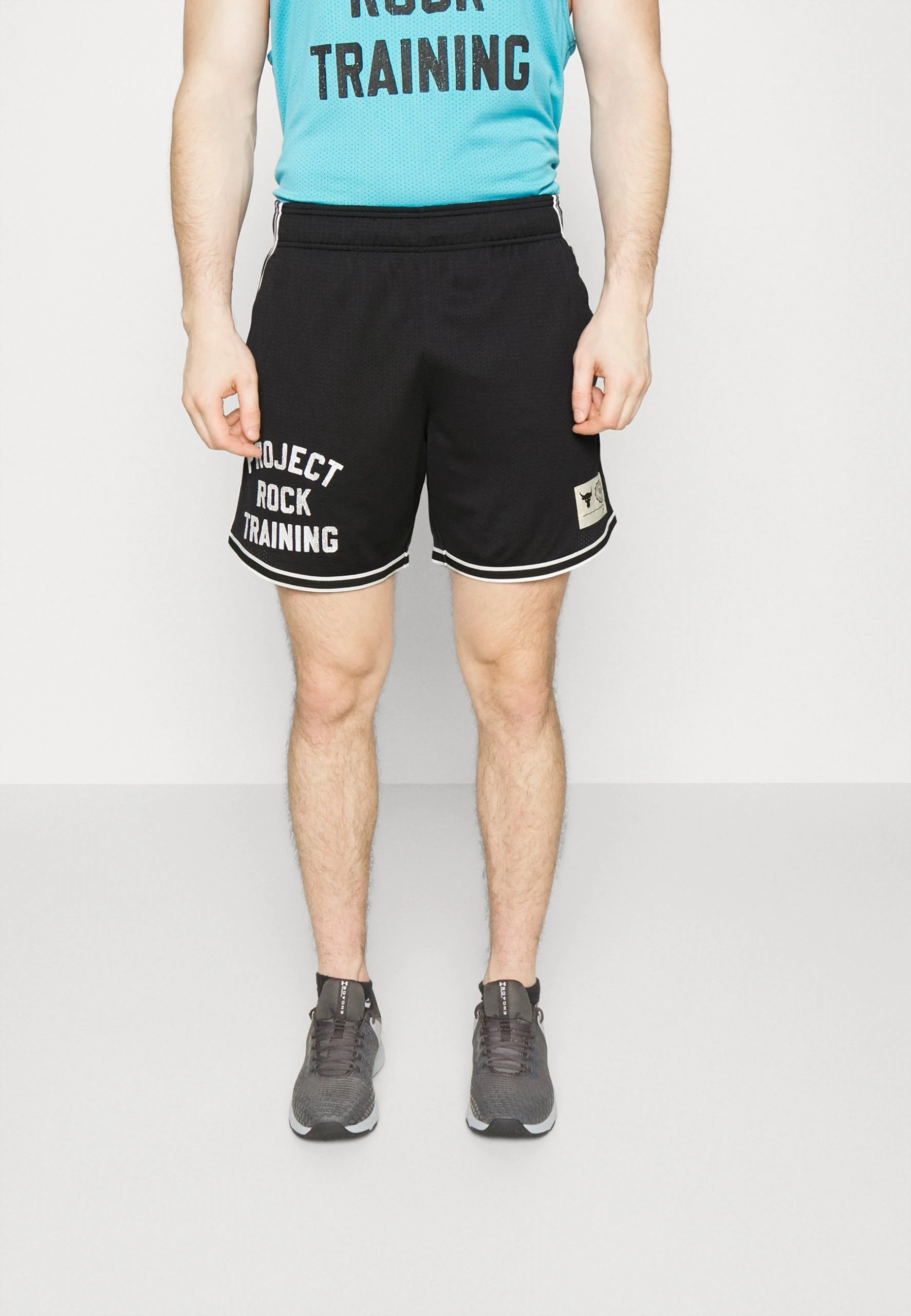 Under Armour PENNY - Krótkie Spodenki Sportowe - Black/white - obrazek 4