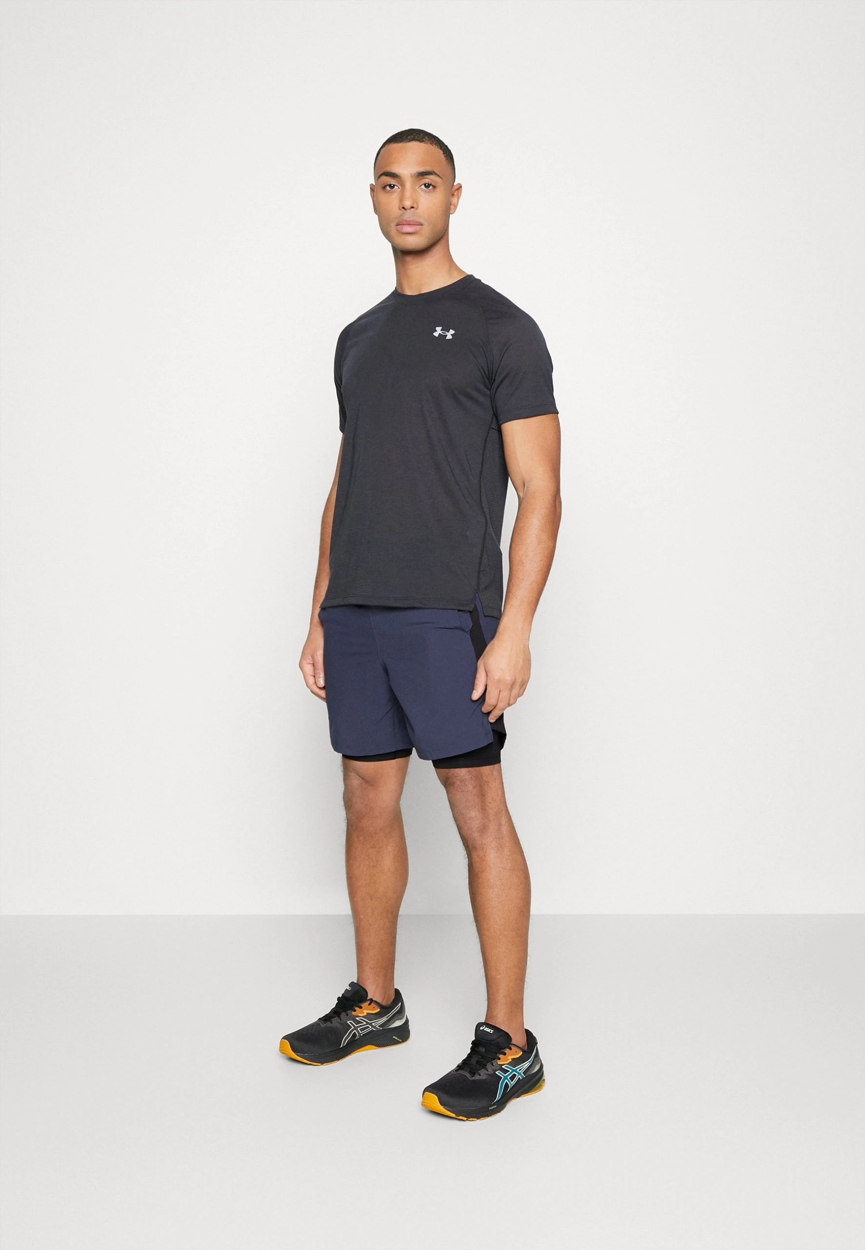 Under Armour LAUNCH - Krótkie Spodenki Sportowe - Downpour Gray / Black / Reflective - obrazek 2