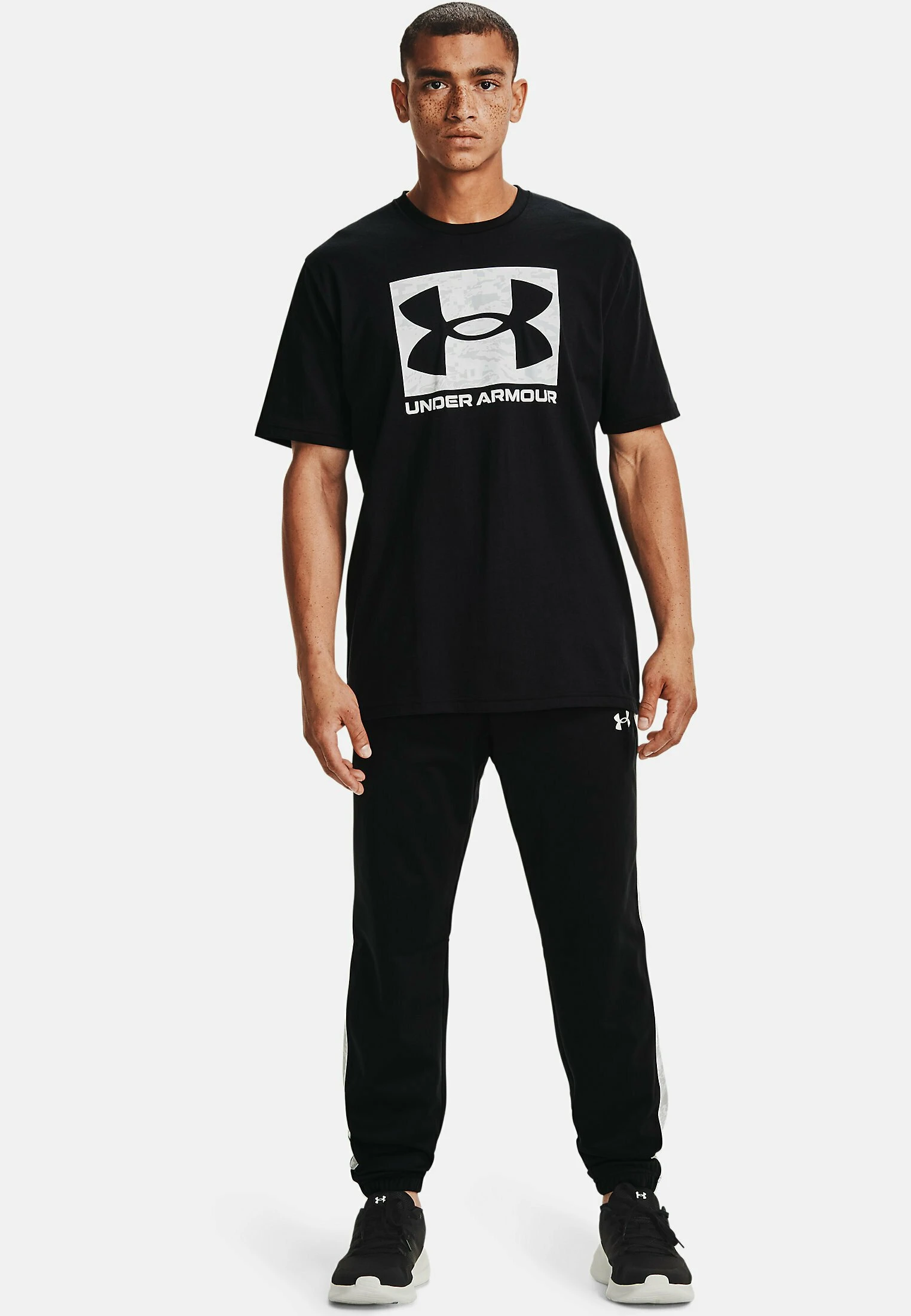 Under Armour ABC CAMO BOXED LOGO - T-shirt Z Nadrukiem - Black - obrazek 2