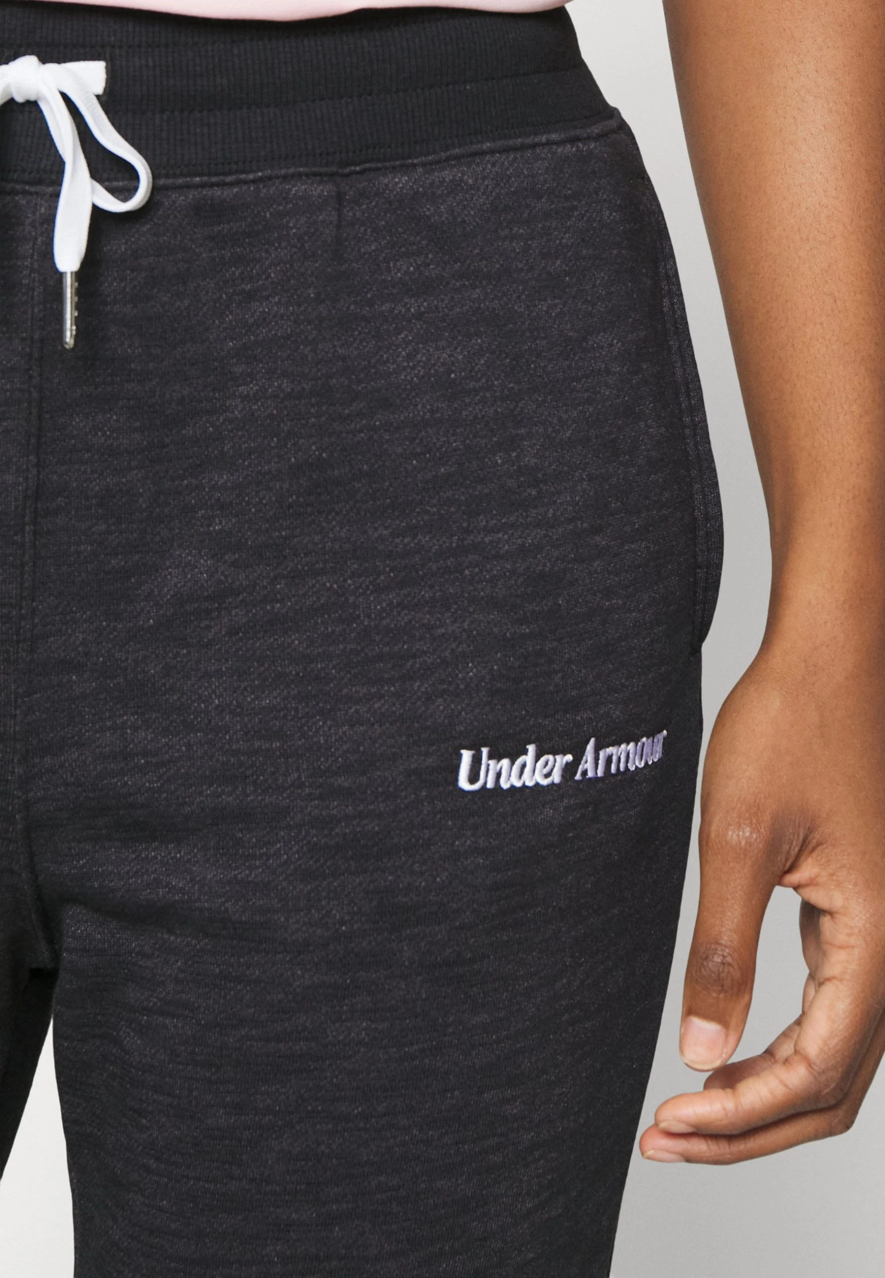 Under Armour ESSENTIAL SCRIPT PANT - Spodnie Treningowe - Black/jet Gray/white - obrazek 5